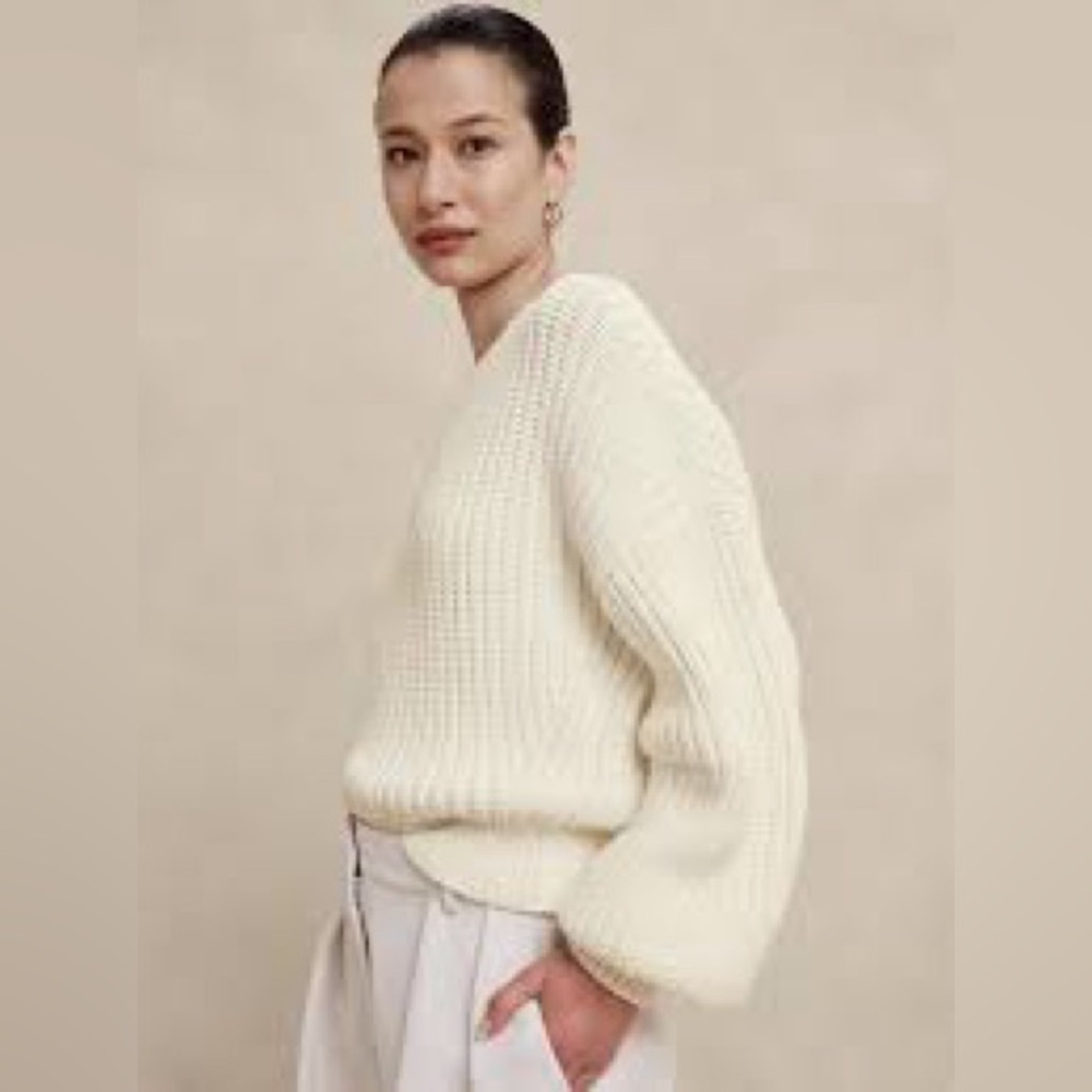 Banana Republic Women’s Off-White Crewneck Sweater